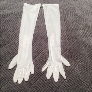 Vintage white opera length gloves, size 7
    126